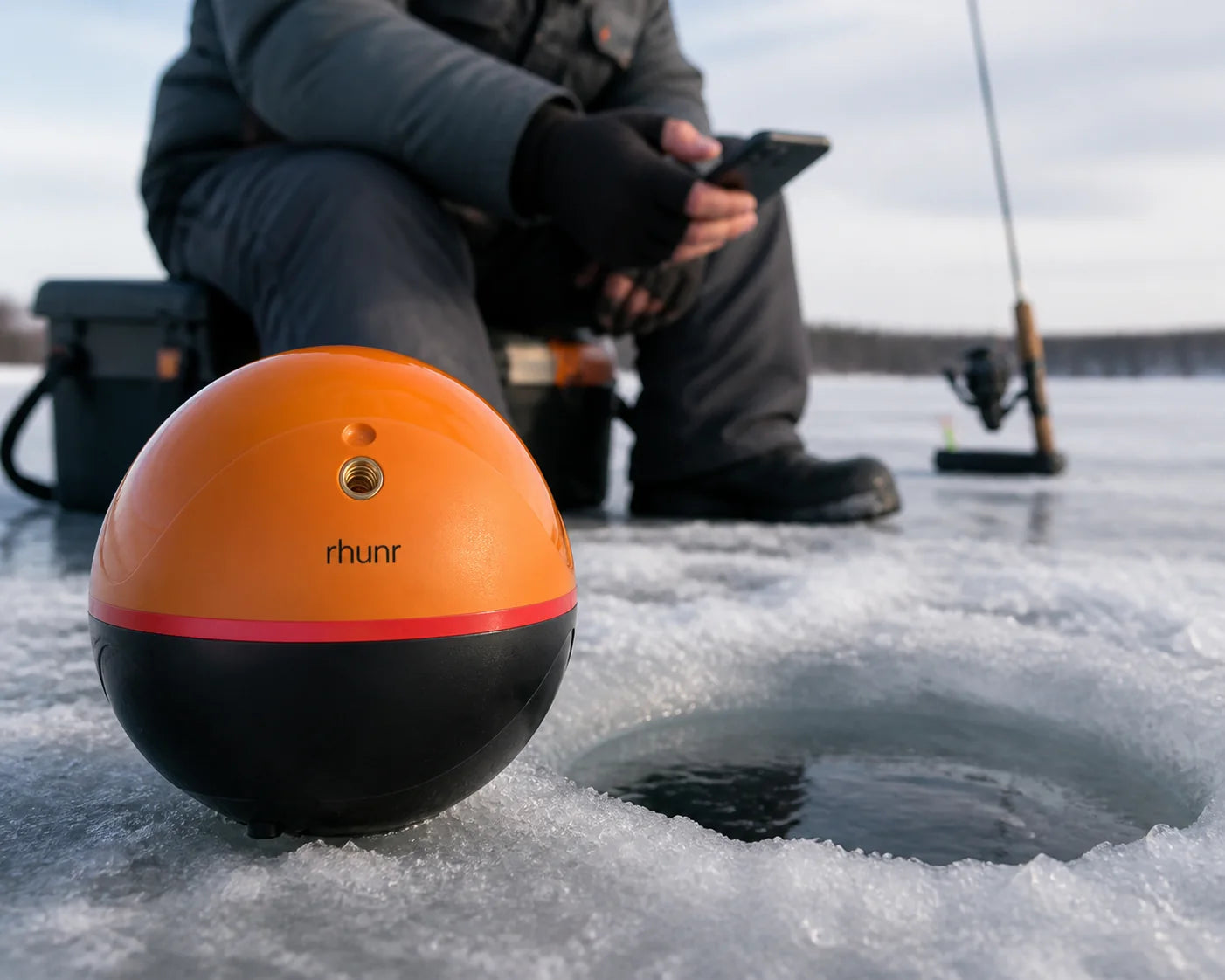 RHUNR Sonar neben einem Eisloch beim Eisangeln